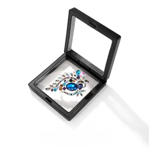 Luxe vintage kristallen broche in een zwart sieradendoosje met blauwe fonkelende steentjes.