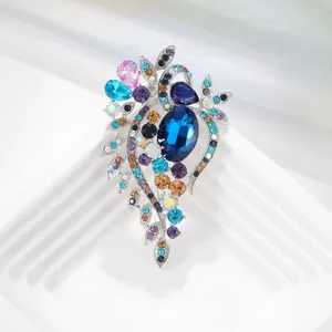 Gedetailleerde macro-weergave van een vintage zilveren broche met blauwe kristallen