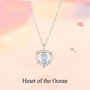 Elegante zilveren ketting met hart hanger, iriserende steen en kristallen