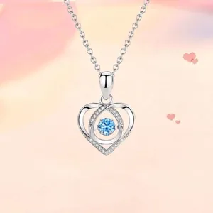 Elegante zilveren hartvormige ketting met een sprankelende blauwe dansende steen