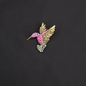 Elegante kolibrie broche met kleurrijke strass steentjes en levendige gouden finish