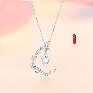 Zilveren ketting met halve maan hanger met imitatie maansteen en kristallen detail