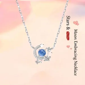 Elegante zilveren maan en ster ketting met een blauwe glinsterende zandsteen hanger