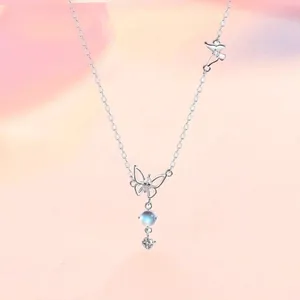 Detailweergave van elegante zilveren vlinderketting met blauwe opaal kraal