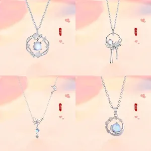 Vierdelige zilveren hanger ketting collectie met maansteen en ginkgoblad ontwerpen