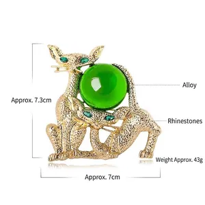 Broche chat vintage dorée avec orbe en verre vert et mesures de taille précises