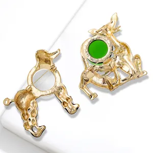 Élégantes broches vintage chat et caniche dorées avec détail en verre gelé vert