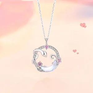 Gedetailleerde weergave van een ronde slangenketting met fonkelende roze edelstenen