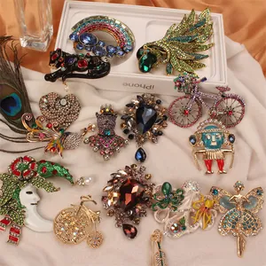 Elegante collectie vintage kristallen broches met artistieke fee-, dier- en maanontwerpen