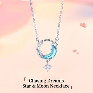 Gedetailleerd overzicht van zilveren maan en ster hanger ketting met blauw kristal.
