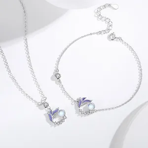 Nahaufnahme von elegantem Silber-Halsketten- und Armband-Set mit Mondstein-Anhängern.