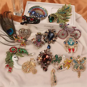 Exquise collectie van vintage kristallen en emaille broches voor stijlvolle dames