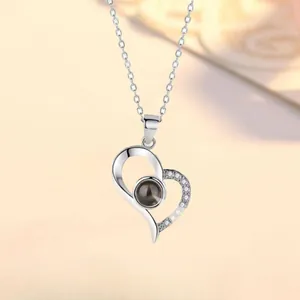 Elegante zilveren hartketting met 100 talen Ik hou van jou projectiesteen cadeau
