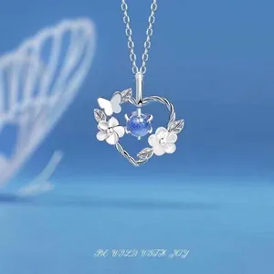 Zilveren harthanger ketting met blauwe steen en details van bloemen en vlinders