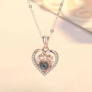 Roségouden hartvormige hanger ketting met gewei-ontwerp en 100 talen projectie steen