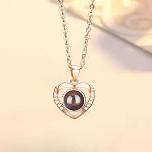 Elegante roségouden hart hanger ketting met 100 talen Ik hou van jou projectie steen