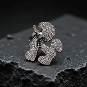 Elegante poedel broche met witte en zwarte steentjes voor modieuze accessoires