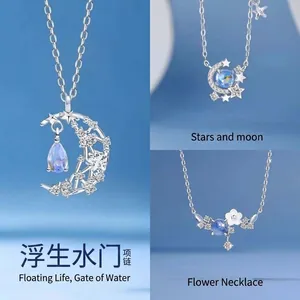 Elegante sterling zilveren ketting met maan en sterren en blauwe edelsteen hanger