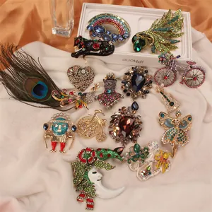 Collectie prachtige kristallen broches in vintage stijl met pauwen en regenboog designs