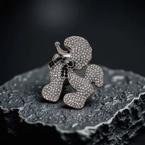 Elegante poedelbroche versierd met fonkelende witte en zwarte strass-steentjes op steen