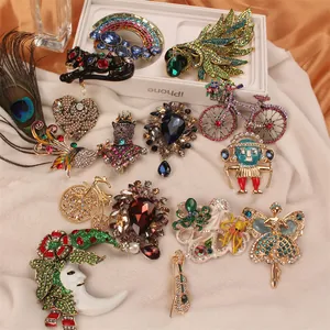 Collectie vintage barokke broches met kleurrijke kristallen en diverse eigenzinnige motieven