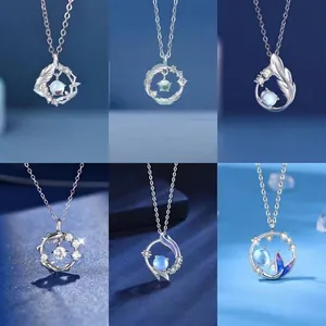 Elegante zilverkleurige hanger ketting collectie met maansteen en blauwe edelsteen accenten.