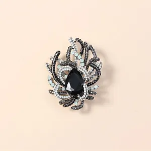 Elegante luxe vintage kristallen broche met zwarte druppelvormige steen voor feest.