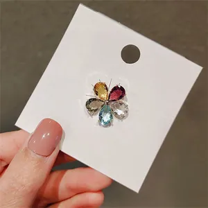 Primer plano exquisito de un broche de flor de cristal colorido con pétalos de gota