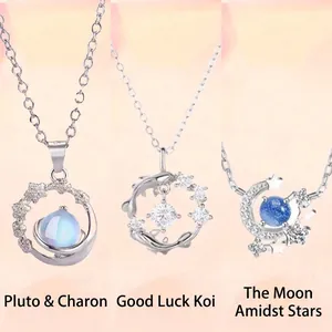 Drie zilveren halskettingen met hemelthema met Pluto-, maan- en sterhangers.