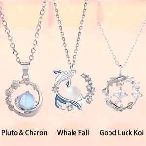 Elegante zilveren kettingen met hangers in Pluto, walvisval en lucky koi thema's