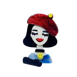 Broche épingle en acrylique fille de dessin animé avec béret rouge et smiley jaune