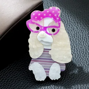 Gros plan d'une broche en acrylique pour chien faite main avec lunettes à pois roses.