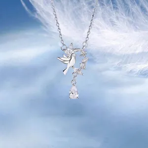Détail du collier avec pendentif colombe et branche d'olivier orné de zircon