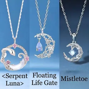 Elegante zilveren ketting met maan en slang en fonkelende roze stenen voor dames