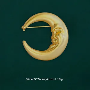 Elegante spilla con volto di luna crescente in oro opaco per cappotti e sciarpe, 5x5 cm.