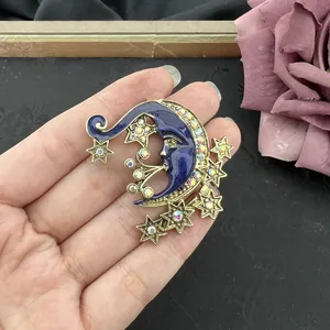 Detailansicht einer Retro-Emaille-Brosche mit Mond und Sternen in Blau