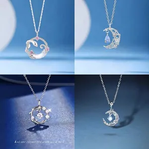 Vier elegante designer zilveren kettingen met motieven van maan, slang, koi en maretak.
