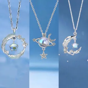 Elegantes silbernes Halskettenset mit Himmelsmotiven wie Mond Stern und Planeten