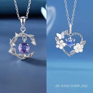 Detail van twee elegante zilveren halskettingen met paarse en blauwe kristallen.