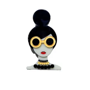 Broche créative en acrylique faite à la main avec fille de dessin animé et lunettes jaunes