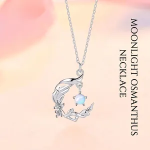 Elegante zilveren halve maan ketting met laurierblad details en iriserende steen