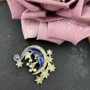 Vintage Emaille-Brosche in Blau mit Mond und Sternen sowie irisierenden Strasssteinen