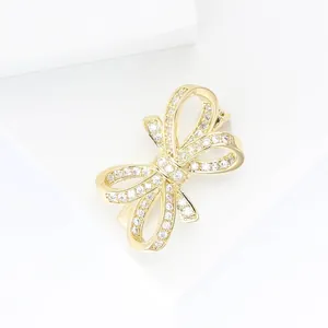 Exquisite goldene Schleifenbrosche mit funkelnden Kristall-Pavé-Details für Luxus-Look