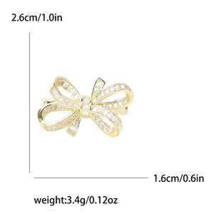Eleganter goldener Schleifen-Brosche mit funkelnden Kristallen und genauen Maßen