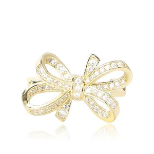 Elegante goldene Schleifenbrosche mit funkelnden weißen Kristallen für Damen Abendkleider