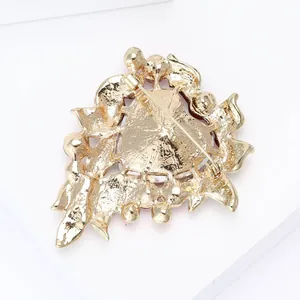 Detailansicht der Rückseite einer goldenen Herzbrosche mit sicherem Nadelverschluss.