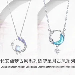 Elegante Halsketten im antiken chinesischen Stil mit Halbmond- und Sternmotiven.