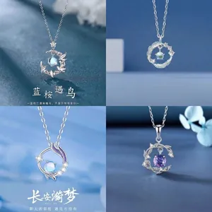 Elegante set van vier zilveren halskettingen met unieke natuurgeïnspireerde ontwerpen voor dames