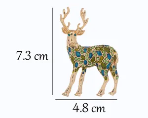 Vue détaillée de la broche de renne en émail coloré avec une hauteur précise de 7,3 cm