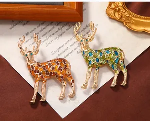 Vue détaillée de broches cerf en émail coloré avec des cristaux scintillants